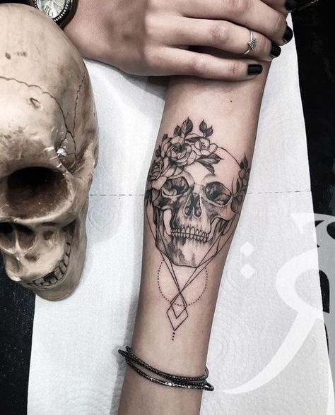 Rose Skull Tattoo, Tattoo Crane, Geometric Skull, Tattoo Wallpaper, Skull Rose Tattoos, Skull And Flowers, Yoga Tattoos, Tattoo Skull, Geometric Rose