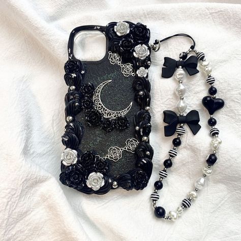 Chasing moonbeams 🌙✨ #CASETTE Decoden Phone Case Black, Black Phone Case Aesthetic, Custom Phone Cases Diy, Goth Phone Case, Decoden Cream, Gothic Phone Case, Decoden Diy, Decoden Case, Diy Phone Case Design