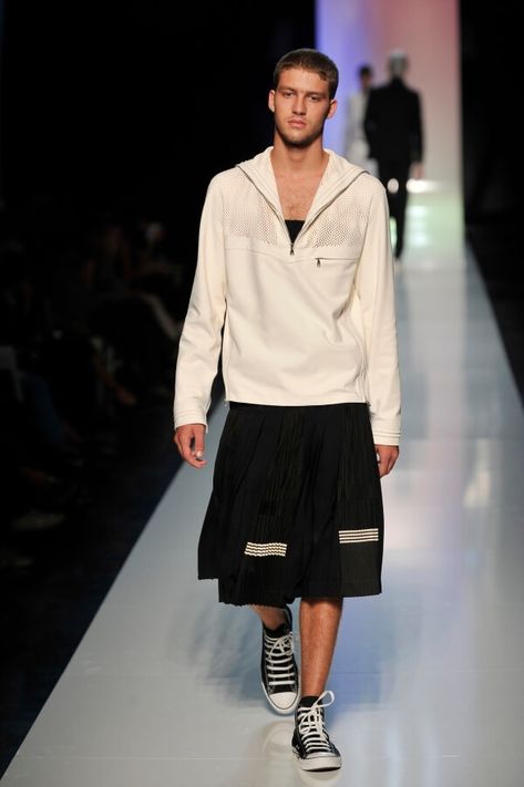 La jupe pour homme (2) ... Comment l’idée de la jupe a germé dans mon esprit … - Lila sur sa Terrasse Style Androgyne, Guys In Skirts, 2007 Fashion, Men Wearing Skirts, Goals Motivation, Long Skirt Outfits, Men In Kilts, Androgynous Fashion, Paul Gaultier