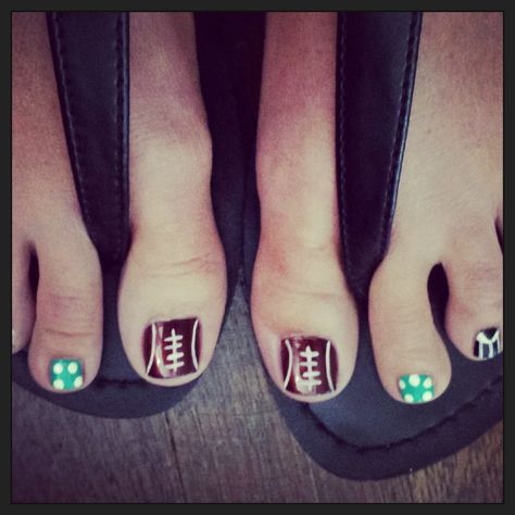 Who's ready for some football??? ;)  Leave big toes as pictured, but change green to maroon and leave polka dots! Sport Nails, Football Nail Art, Sports Nails, Football Nails, Pedi Ideas, Cheer Stuff, Pretty Toe Nails, Red Aspen, Pedicure Designs