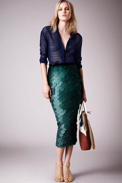 Burberry Resort 2015 Collection Stile Casual Chic, Winter Typ, Burberry Prorsum, Looks Street Style, Olivia Palermo, 2015 Fashion, Green Skirt, Dark Forest, Looks Style