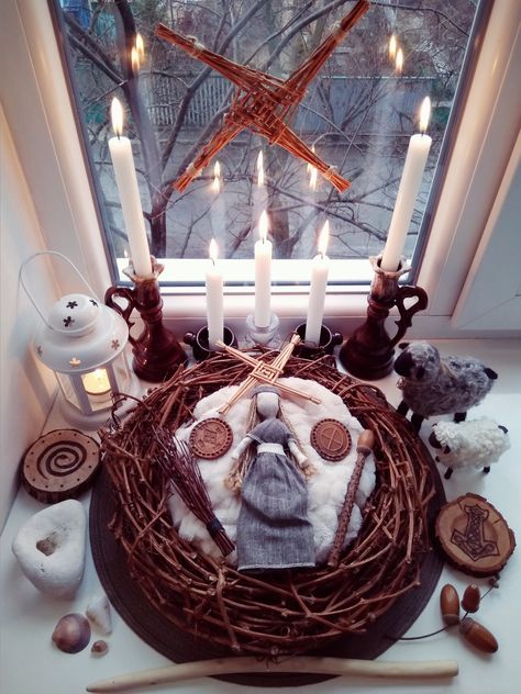 Imbolc Altar, Wicca Holidays, Imbolc Ritual, Wiccan Sabbats, Pagan Festivals, Pagan Crafts, Witches Altar, Wiccan Altar, Pagan Altar