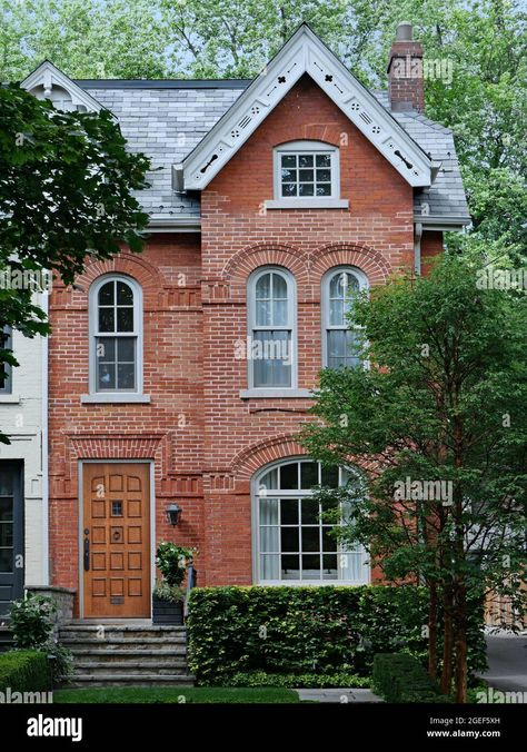 Download this stock image: Older urban brick three story townhouse with gable - 2GEF5XH from Alamy's library of millions of high resolution stock photos, illustrations and vectors. Three Story Brick House, Brick Townhouse Exterior, German Townhouse, Old Brick Homes, Old European House, European Townhouse, Rural Sketching, Cute Townhouse, Three Story Townhouse