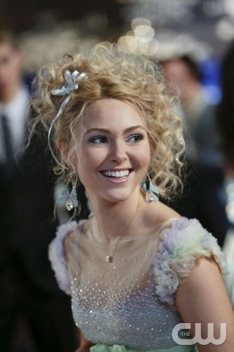 Anna Sophia Robb, Anna Sophia, Carrie Diaries, Gossip Girl Blair, The Carrie Diaries, Chuck And Blair, Prom Hairstyle, Annasophia Robb, Carrie Bradshaw