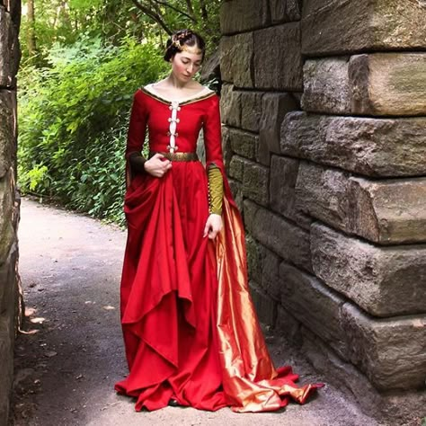 30 Stunning Historical Dresses Recreated By ‘Extremely Outdated Fashion Blogger’ Costume Halloween Famille, Bernadette Banner, 15th Century Fashion, Medieval Clothes, Medieval Costume, Teenage Fashion, Medieval Dress, Medieval Clothing, Fashion Blogger Style