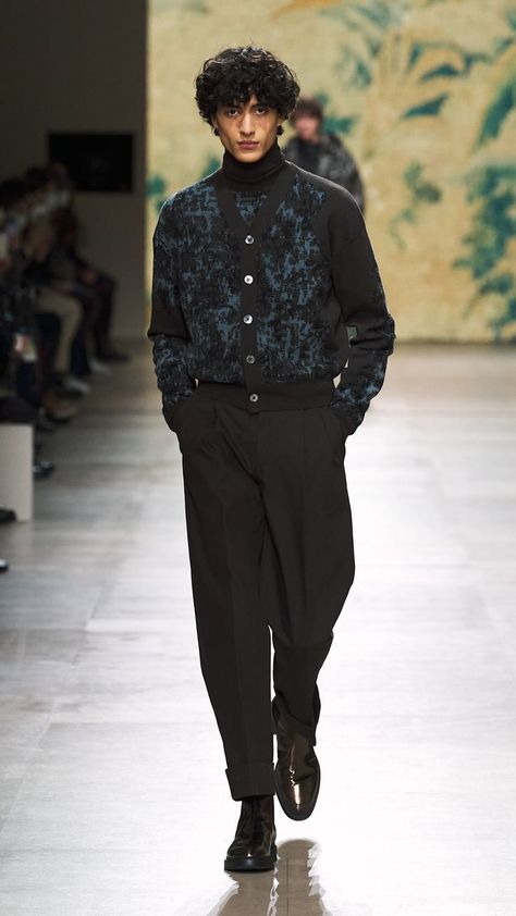 Model Outfits Runway Men, Goth Formal Outfit Men, Men’s High Fashion Runway, Runway Model Aesthetic Men, Model Outfits Men, Chanel Men Fashion, Men’s High Fashion, Men Runway Fashion, Male Runway Fashion