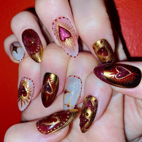 ❤️ HEART OF GOLD 💛 learned so many new techniques making this set and love the way it turned out! we’ve got cat eye, 3d hearts, isolated chrome, french tip… you name it❣️⚜️🧲🏆✨🎁 customize this set at the link in bio!!! get started with a sizing kit so i can make you the nails of your dreams ❤️‍🔥 @apresnailofficial medium almond tips, plum out of luck @functionofvex heavy metal chrome, aura melt palette, fineprint kintsugi @vettsystore @vettsynails cat eye @dndgel vintage lace @sweetienailsu... Sacred Heart Nail Art, Chrome Cat Eye Nails, Medieval Nails, Sacred Heart Nails, Queen Of Hearts Nails, Isolated Chrome, Magnet Nails, Chrome Heart Nails, Almond Tips