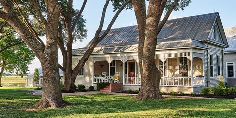 Brenham Texas, Casas Country, Texas Farmhouse, Restored Farmhouse, Texas Towns, Texas Homes, Old Farmhouse, Dream House Exterior, Décor Diy