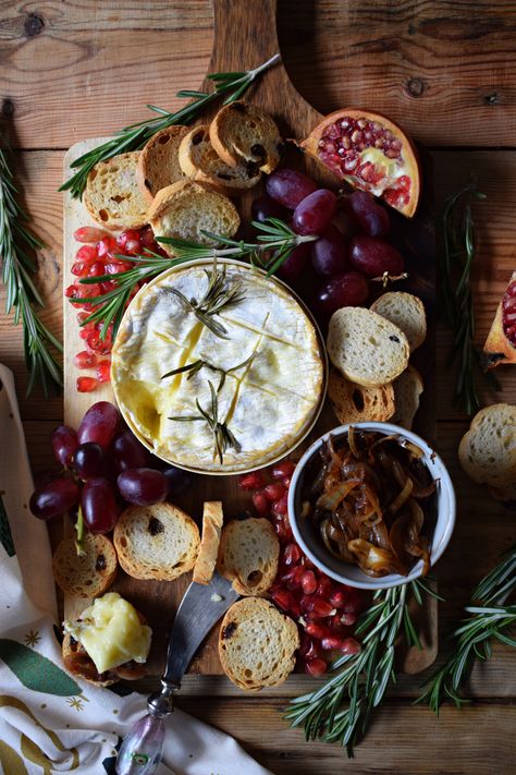 Baked Camembert with Rosemary - Julia's Cuisine Garlic Fingers, Cod Cakes, Baked Camembert, Goat Cheese Tart, Holiday Platters, Chocolate Chip Pecan Cookies, Grown Up Parties, Cheese Tarts, Just Bake