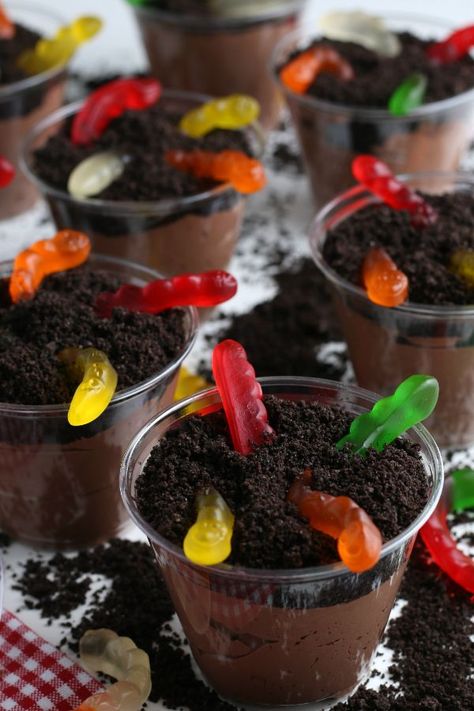 Mud And Worms Dessert, Gummy Worms In Dirt, Gummy Worm Dirt Pudding, Worms In Dirt Cups, Jello Halloween Treats, Dirt Worm Cups, Grave Yard Pudding Cup, Halloween Gummy Worms, Spooky Dirt Cups