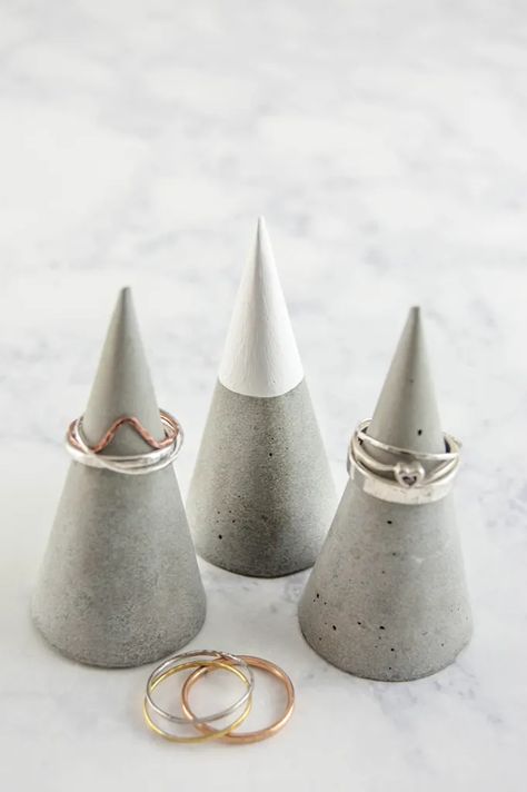 How to Make Concrete DIY Ring Cones Ring Holder Diy, Concrete Ring, Diy Concrete Countertops, Diy Ring, Cement Diy, Diy Jewelry Holder, Ideas Para Organizar, Concrete Crafts, Concrete Projects