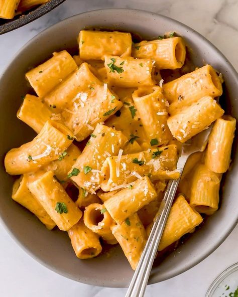 Ashley | Easy Family Meals on Instagram: “This Creamy Tomato Rigatoni Pasta is made with a few simple ingredients and full of flavor 🙌❤️ Perfect for a meatless main or to complement…” Rigatoni Recipes Easy, Tomato Rigatoni, Rigatoni Pasta Recipes, Pasta Recipes Video, Rigatoni Recipes, Cheese Pasta Recipes, Mambo Italiano, Creamy Pasta Recipes, Rigatoni Pasta