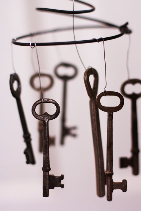 Skeleton Key Decor, Skeleton Key Crafts, Old Key Crafts, Carillons Diy, Wind Chimes Homemade, Key Crafts, Antique Bicycles, Old Keys, Diy Wind Chimes