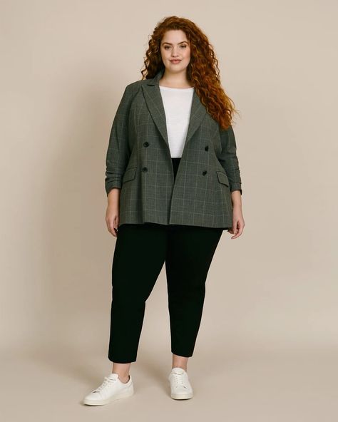 Fall Fashion Staples, Moda Curvy, Workwear Essentials, Flattering Pants, Casual Trends, Leather Outerwear, Elegante Casual, Moda Plus, Curvy Girl Outfits