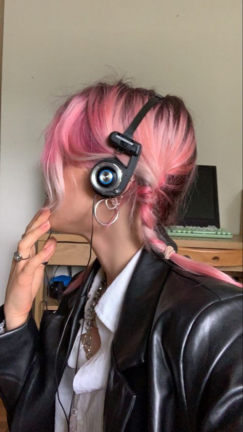 Pink Hair Aesthetic Outfit, Pink Hair Outfit What To Wear With, Pink Accessories Outfit, Pink Hair Outfit, Pink Hair Aesthetic, Dye My Hair, Hair Inspo Color, Mode Inspo, Aesthetic Hair