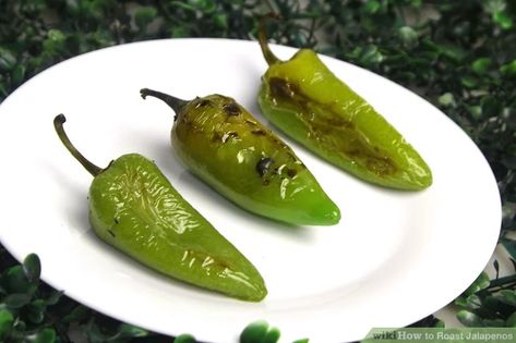 4 Ways to Roast Jalapenos - wikiHow Green Chilli Sauce, Roasted Jalapeno, Grilled Roast, Jalapeno Recipes, Easy Food Art, Gluten Free Dinner, Frozen Meals, Oven Roast, Roasted Veggies