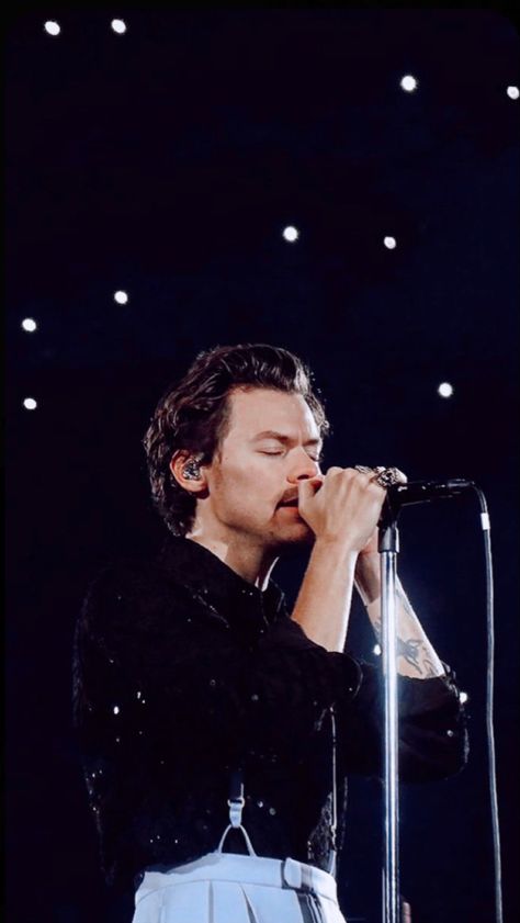 Harry Styles Singing Pictures, Harry Styles Love On Tour Wallpapers, Harry Wallpaper, Harry Styles Singing, Youre My Favorite Person, Love On Tour Outfits, Harry Styles Tour, Harry Styles Concert, Harry Styles Pictures