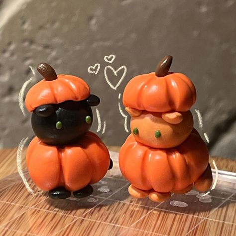 me and who??? i'll have pumpkin cat desk pals available at soupamrkt on oct 26! #pumpkinpatch #cats #clayart #polymerclay #explore #explorepage #accessory #aesthetic Cat Clay Ideas, Clay Aesthetic Ideas, Cat Ceramic Ideas, Desk Pals, Clay Halloween Crafts, Mini Clay Ideas, Clay Aesthetic, Fruit Baby, Me And Who