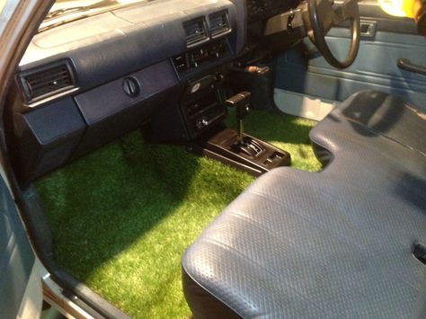 fake grass for carpet! Car Decorations Interior Men, Aesthetic Truck Interior, Green Car Decor, Fake Grass Carpet, Car Dashboard Decor, Car Interior Diy, Hippie Car, Car Deco, Cool Car Accessories