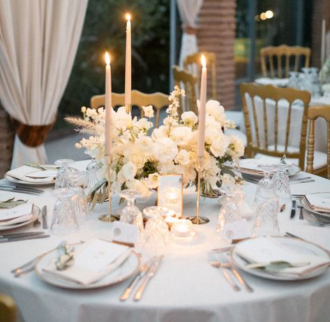 White And Gold Wedding Table Decor, Romantic Round Table Setting Wedding, Round Table Settings, White Floral Centerpieces, White Round Tables, South Africa Wedding, Flowers And Candles, Africa Wedding, September Flowers