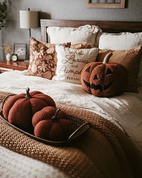 Fall Room Ideas, Fall Apartment Decor, Autumn Interior, Cozy Fall Bedroom, Canopy Bed Frame, Fall Bedroom Decor, Halloween Bedroom, Iron Bed Frame, Neutral Fall Decor