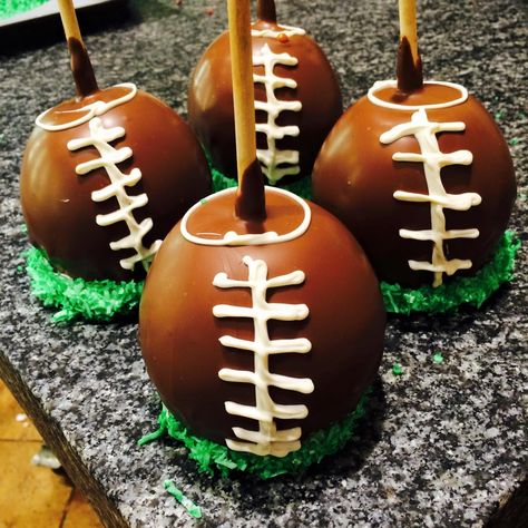 Foot Ball Caramel Apples! Football Desserts, Caramel Apple Slices, Gourmet Candy Apples, Taffy Apple, Chocolate Caramel Apples, Gourmet Caramel Apples, Apple W, Chocolate Covered Apples, Gourmet Apples