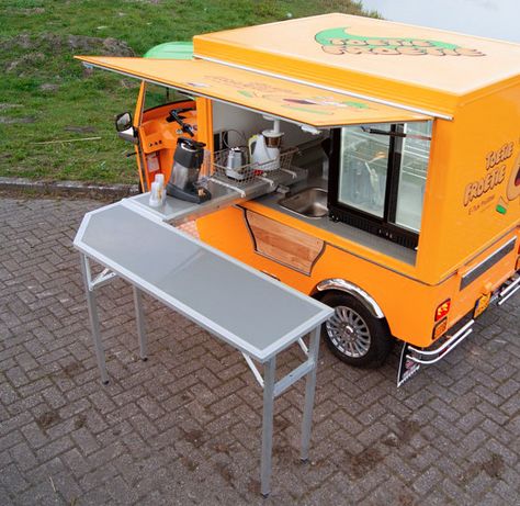 tuk tuk electric food truck - designboom | architecture & design magazine Kombi Trailer, Food Vans, Mobile Food Cart, Food Van, Mobile Catering, Mobile Food Trucks, Food Cart Design, Food Truck Business, Meals On Wheels