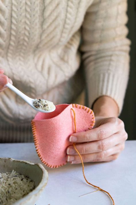 Easy and reuseable heart hand warmers! Made with wool felt, lavender and rice, these hand warmers will keep you cozy all winter long! Homemade Hand Warmers Diy, Reusable Hand Warmers Diy, Diy Hand Warmers Christmas Gifts, Homemade Hand Warmers, No Sew Hand Warmers, Felted Hearts Diy, Rice Hand Warmers Diy, Diy Hand Warmers No Sew, Wool Gifts For Him