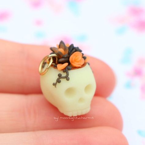 First Day Of October, Halloween Clay, ดินปั้น Polymer Clay, Pasta Francesa, Halloween Charms, Cute Polymer Clay, Cute Clay, Clay Miniatures, Sculpting Clay