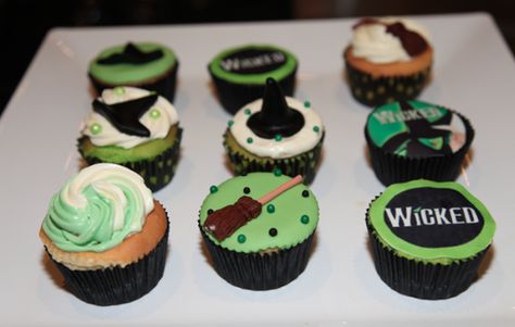 wicked cupcakes! Broadway Sweet 16, Wicked Cupcakes, Wicked Cake, Elphaba Costume, Wicked Birthday, Theatre Cake, Broadway Theme, Musical Party, Broadway Wicked