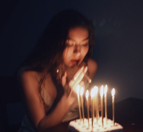 Birthday Celebration Photography, 2002 Birthday Photoshoot, Blurry Birthday Aesthetic, Nighttime Birthday Photoshoot, Birthday Aesthetic Grunge, Vintage Birthday Photoshoot Aesthetic, 29 Birthday Aesthetic, 22 Photoshoot Ideas Birthday, Birthday Asthetics Photos