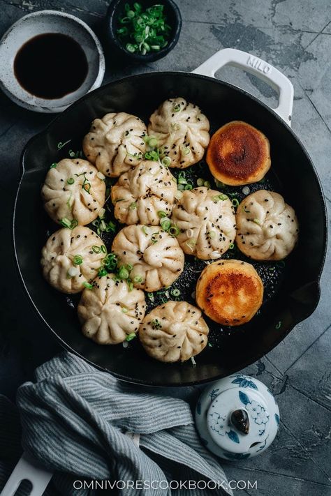 Try this recipe for sheng jian bao (Shanghai pan fried buns) - super juicy and incredibly flavorful pork stuffed into a fluffy yet crispy pan-fried wrapper that satisfies on every level. Pan Fried Buns, Sheng Jian Bao, Fried Buns, Organic Snacks, Pork Buns, Patties Recipe, Easy Chinese Recipes, Bun Recipe, Fried Pork