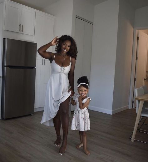 Photoshoot Mom And Daughter, Mom Photoshoot, Mom And Toddler, Duo Pics, Black Motherhood, Mommy And Baby Pictures, Mommy Moments, Moms Goals, Mommy Daughter