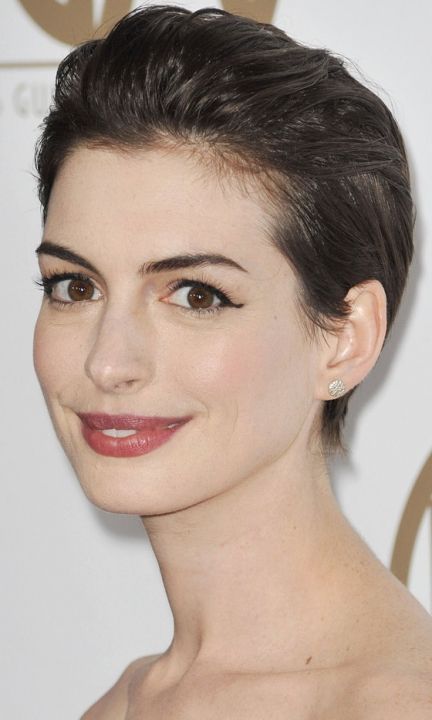 Anne Hathaway's Slicked Back Short Hairstyle At The Annual Producers Guild Of America Awards, 2013 Short Brunette Hair, Celebrity Short Hair, Prom Hairstyles For Short Hair, Slick Back, Slicked Back Hair, Short Wavy Hair, Penteado Cabelo Curto, Undercut Hairstyles, Short Hairstyle