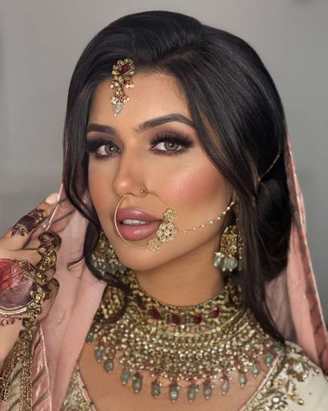 Soft Glam Makeup Indian Bride, Side Part Updo, Desi Bridal Makeup, Pakistani Wedding Hairstyles, Bride Wedding Makeup, Gorgeous Bridal Makeup, Beautiful Bridal Makeup, Wedding Makeup Bride, Asian Bridal Makeup