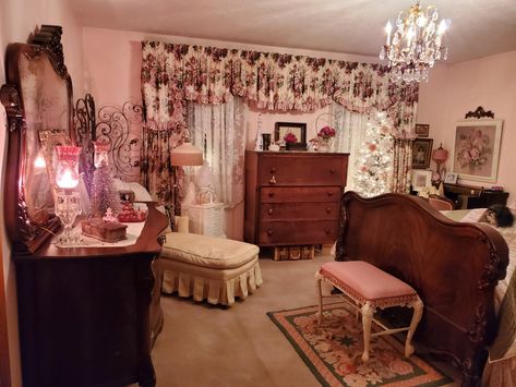 Brown And Pink Bedroom Aesthetic, Pink Room With Brown Furniture, Pink And Brown Room Ideas, 1920s Room, Pink And Brown Room, 00s Bedroom, 2010 Room, Victorian Inspired Bedroom, Pink House Interior