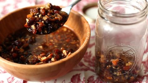 Mincemeat is a traditional English treat that is usually baked into mince pies during Christmas, but it tastes great mixed with vanilla ice cream, as well. Victorian Recipes, Minced Meat Recipe, Jam Tarts, Pie Filling Recipes, Herb Stuffing, Bakewell Tart, Mince Pie, Bread And Butter Pudding, Ginger Cake