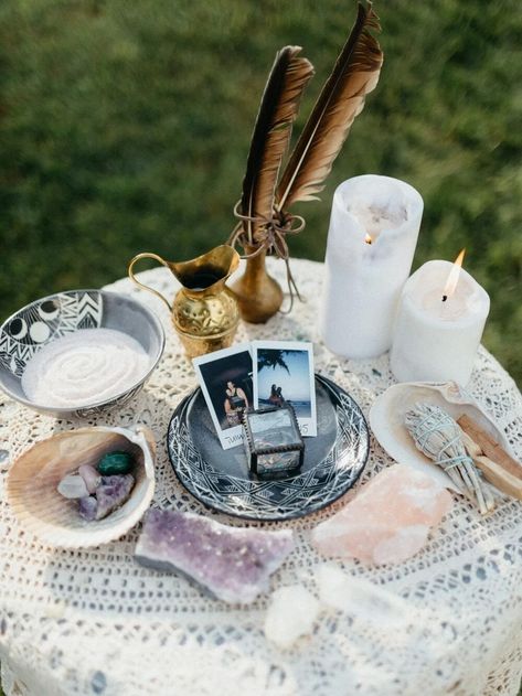 Wiccan Wedding, Rose Quartz Wedding, Witch Wedding, Pagan Wedding, Top Wedding Trends, Hippie Wedding, Wedding Altars, Couple Style, Wedding Rituals