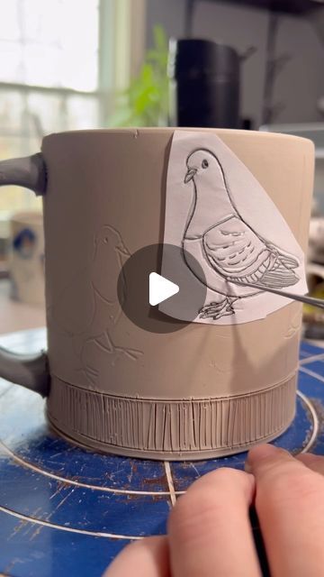 Printing On Pottery, Handmade Pottery Ideas Inspiration, Drawing On Pottery, Drawing On Clay, Lera Inspiration, Pottery Coloring, Bri Larson, Pottery Images, Ceramic Drawing