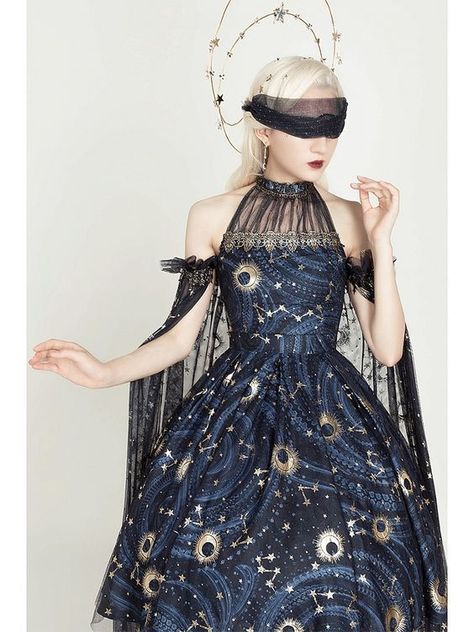 Travel Bucket Lists, Costume Venitien, Haine Diy, Moon Dress, Starry Nights, Photographie Portrait Inspiration, Bucket Lists, Maquillage Halloween, Fantasy Dress