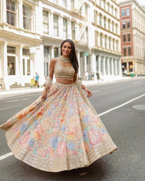 Pakistani Lengha, Floral Bridal Lehenga, Bridesmaid Dress Ideas, Pastel Bridesmaid Dresses, Dress Pakistani, Simple Lehenga, Mehendi Outfits, Lehenga Choli Wedding, Reception Lehenga