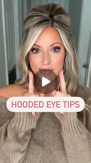 Rachel Bowling on Instagram: "Hooded eye tips! Use a light shimmer on the inner corner. Only apply liner on the outer corner of the eye and pull it up towards the tail of the eyebrow. Take a dense brush & apply a darker matte shade, concentrating on the outer corner, & work your way in. Use your eyeliner as a guide. Apply mascara to the upper & lower lashes & curl! Let me know if this was helpful and follow along for simple beauty tips!" Inner Corner Eye Shimmer, Mom Eye Makeup, Correct Way To Apply Eyeliner, How To Apply Eyeshadow For Blue Eyes, Eye Makeup For Squinty Eyes, Heavy Hooded Eyes Eyeliner, Shadow Liner Makeup, Cat Eyes On Hooded Eyes, Soft Date Night Makeup