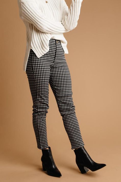 Patterned Work Pants, Patterned Pants Outfit Work, Gingham Pants Outfit Fall, Pattern Pants Outfit Work, Slacks And Sweater Outfit, Gingham Trousers Outfits, Pattern Pants Outfit, Plaid Pants Outfit, Work Attire Women