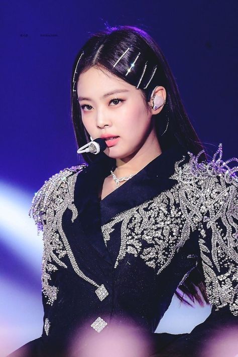 BLACPINK Jennie Solo #Jennie #Solo #BlackPink Mini Albümler, Taehyung Photoshoot, Jennie Kim Blackpink, Blackpink Photos, Black Pink Kpop, Blackpink Fashion, Stage Outfits, Kpop Fashion, Blackpink Jennie