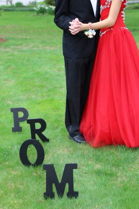 Prom Photo Props, Prom Props For Pictures, Prom Picture Props, Fun Prom Pictures, Homecoming Dance Pictures, Prom Picture Ideas, Prom Dancing, Dancing Pictures, Prom Props