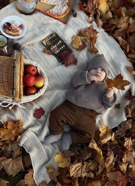 Fall Baby Aesthetic, Autumn Newborn Photoshoot, Fall Indoor Photoshoot, November Baby Photoshoot, Autumn Baby Photoshoot, Thanksgiving Photoshoot Ideas, Baby Fall Photoshoot, Fall Baby Photos, Vom Avea Un Copil