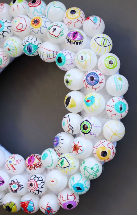 Spooky Eyeball Wreath Eyeball Craft, Spooky Eyeball Art, Eye Wreath Halloween, Eyeball Ornaments Diy, Eyeball Wreath, Eyeball Halloween, Kid Activites, Decorating For Halloween, Recipes Tutorials