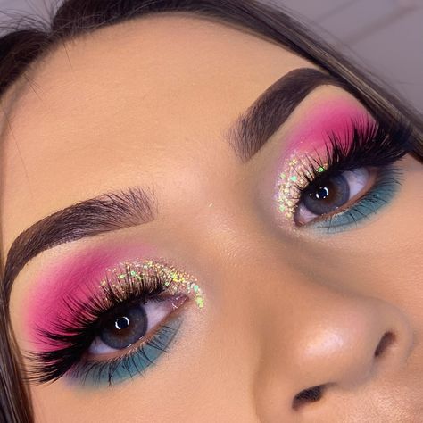 Eye Makeup With Pink Eyeliner, Birthday Makeup Looks Hooded Eyes, Multi Colored Eyeshadow, Gender Reveal Make Up Looks, Gender Reveal Makeup Looks, Simple Gender Reveal Makeup Ideas, Hair Styles For Gender Reveal, Gender Reveal Hair Ideas, Makeup For Gender Reveal