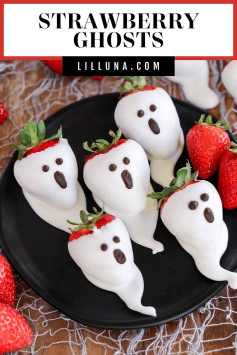 Juicy and sweet strawberry ghosts are spooky and delicious!! Here is a simple and quick tutorial on how to make these Boo-tiful treats. #strawberryghosts #dippedstrawberries #halloween #ghosts #chocolatestrawberries Strawberry Ghosts, Diy Halloween Food, Ghost Treats, Healthy Halloween Food, Postres Halloween, Dessert Halloween, Jelly Shots, Halloween Punch, Spooky Halloween Treats