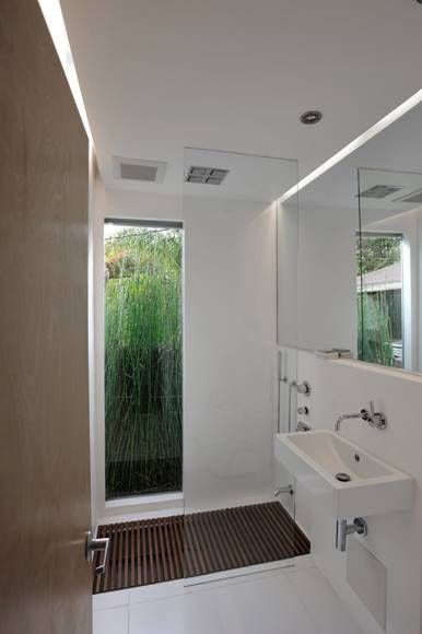 Large tall window in the shower, white tile bathroom Sunken Bath, Sunken Tub, Casa Hobbit, Modern Bathroom Remodel, Window In Shower, Room Window, Window Privacy, Bathroom Windows, Trendy Bathroom